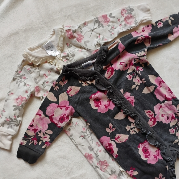 Lot Of 2 Footless Sleepers | Ivory Gray Pink Floral Ruffle Sleep & Plays | 3-6M - Picture 1 of 2
